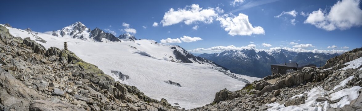Mountain hut Refugio Albert 1er, Glacier du Tour, glacier and mountain peaks, high alpine landscape, left Aiguille du Chardonnet, Chamonix, Haute-Savoie, France
