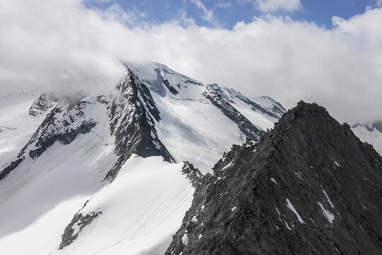 Aerial view, mountain top, left Gro&szlig;er M&ouml;sler, right Furtschaglspitze, snow-covered mountains, high alpine landscape with mountain tops in clouds, Berliner H&ouml;henweg, Zillertaler Alps, Zillertal, Tyrol, Austria