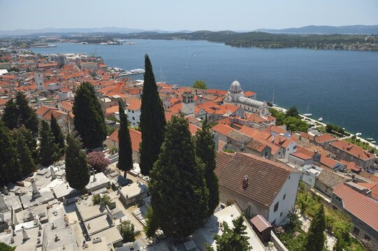 View of &Scaron;ibenik with the Cathedral of St. James and the cemetery at the front, Adriatic coast, &Scaron;ibenik, Dalmatia, Croatia