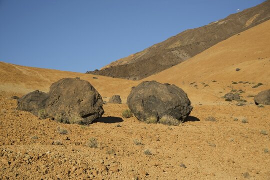 Lava boulders, "Teide eggs", Huevos del Teide, Montana Blanca, Pico del Teide, 3718m, Parque Nacional de las Ca&ntilde;adas del Teide, Teide National Park, UNESCO World Heritage Site, Tenerife, Canary Islands, Spain