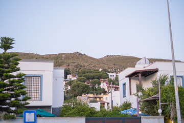 Fototapeta premium Traveling to the sea with views of homes and hills at dusk while relaxing and enjoying the scenery