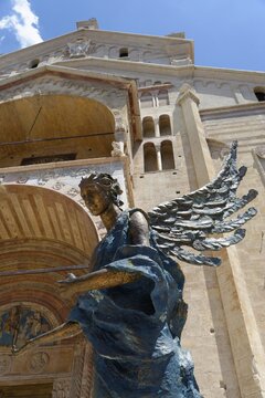 Brozeengel with Cattedrale Santa Maria Matricolare, Piazza Duomo, Verona, Veneto, Italy