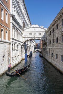 Bridge of Sighs, Gondola Rides in Canal Rio di Palazzo, Venice, Veneto, Italy