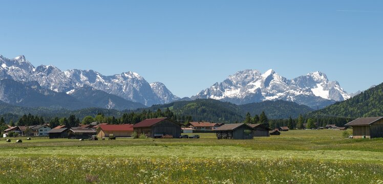 Houses and fields, Karwendel Mountains and Wetterstein range, Kr&uuml;n, Upper Bavaria, Bavaria, Germany