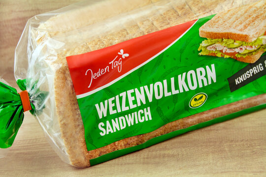 Jeden Tag Famila Weizen Vollkorn Sandwich Toast Brot verpackt auf Holz Hintergrund
