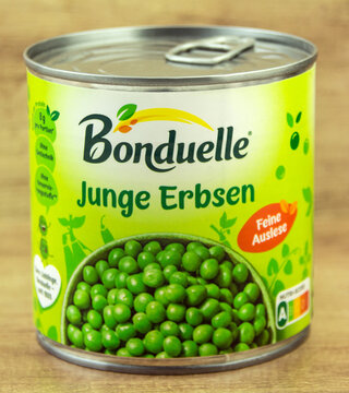 Bonduelle Gem&uuml;se Junge Erbsen in der Dose Hintergrund Holz