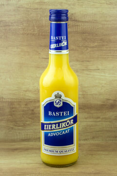 1 Flasche Bastei Eierlik&ouml;r auf  Hintergrund Holz