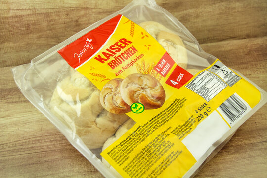 Jeden Tag Kaiser Br&ouml;tchen Weizenzum Fertigbacken f&uuml;r den Backofen auf Holz