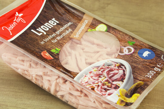Jeden Tag Lyoner Wurst Aufschnitt in Streifen Kunststoff Verpackung close up auf Holz