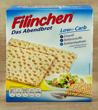 Packung Filinchen Glutenfrei Laktosefrei Knusper-Brot auf Hintergrund Holz