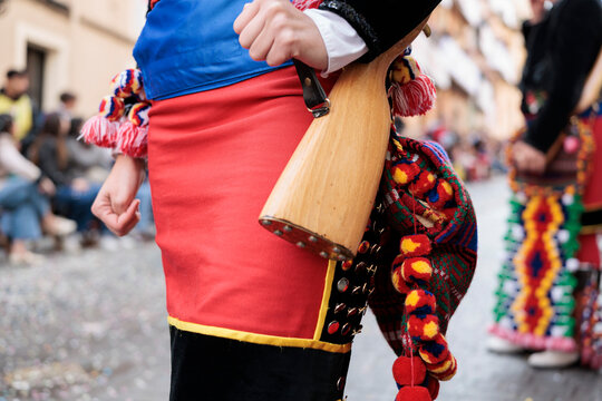 Detalle del traje de mujer y culata de trabuco de la comparsa Andaluces en Alcoy, Espa&ntilde;a
