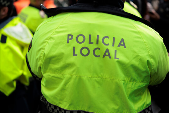 Detalle de chaqueta de alta visibilidad con el texto policia local, Alcoy, Espa&ntilde;a