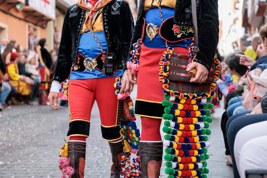 Primer plano de los trajes de hombre y mujer de la comparsa Andaluces en Alcoy, Espa&ntilde;a