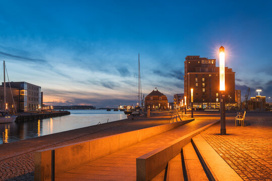 Alter Hafen der Hansestadt Wismar zur Blauen Stunde am Abend