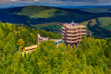Widok z lotu ptaka na wieżę widokową w Krynicy-Zdroju. © Jacek