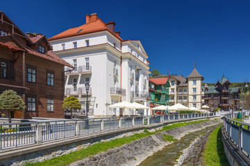 Zrekonstruowane budynki przy bulwarach Dietla w Krynicy. © Jacek