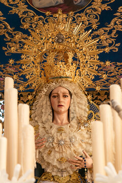 Virgen bajo palio procesionada en Semana Santa