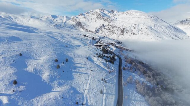 vistas de las monta&ntilde;as nevadas 