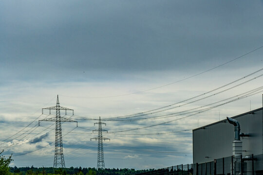 Hochspannungsmasten im Feld