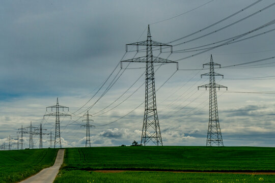Hochspannungsmasten im Feld
