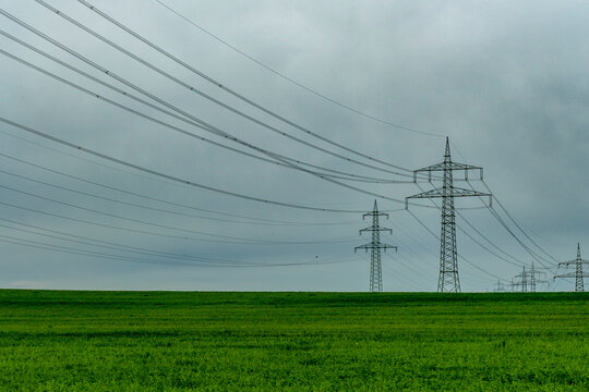 Hochspannungsmasten im Feld