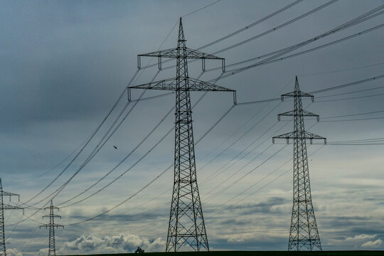 Hochspannungsmasten im Feld
