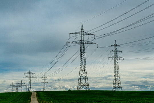 Hochspannungsmasten im Feld