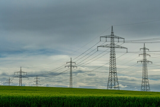 Hochspannungsmasten im Feld