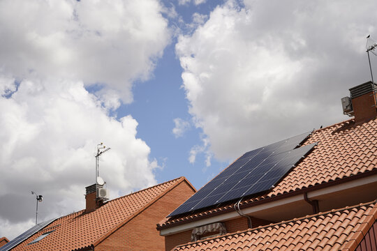Cielo y Tejados de casas con tejas y placas solares, energ&iacute;a, autoconsumo energ&eacute;tico