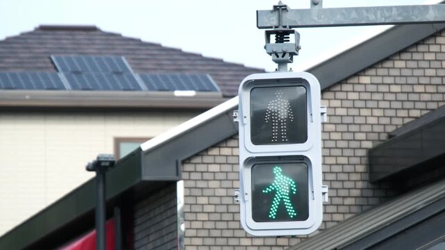 日本の歩行者用信号機が青から赤に変わる瞬間
