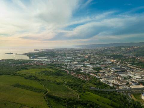 Veduta aerea panoramica del deposito di cisterne Siot a Trieste e golfo