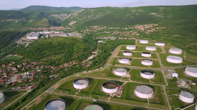 Veduta aerea panoramica del deposito di cisterne Siot a Trieste
 