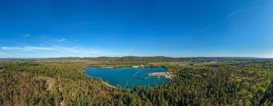 Luftbildaufnahme von einem Baggersee