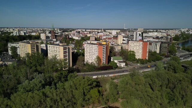 Warszawa - Polska - panorama miasta i kładka pieszo rowerowana na rzece Wisła nagrane dronem. Słońce, panorama miasta, drapacze chmur, krajobraz miasta z drona