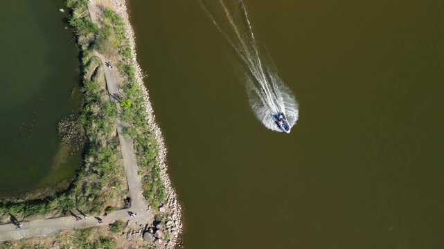 Warszawa - Polska - panorama miasta i kładka pieszo rowerowana na rzece Wisła nagrane dronem. Słońce, panorama miasta, drapacze chmur, krajobraz miasta z drona
