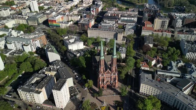 Warszawa - Polska - panorama miasta nagrana droenem, drapacze chmur, rzeka Wisła, kości&oacute;ł, słoneczny dzień