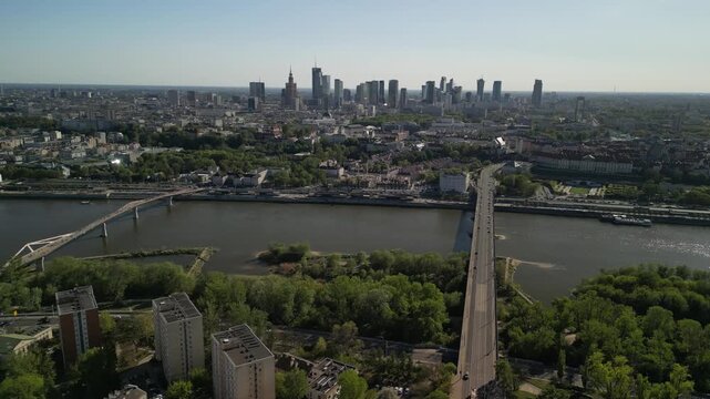 Warszawa - Polska - panorama miasta nagrana droenem, drapacze chmur, rzeka Wisła, kości&oacute;ł, słoneczny dzień