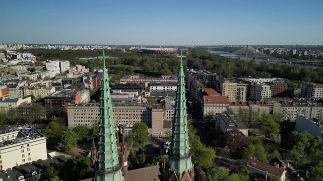 Warszawa - Polska - panorama miasta nagrana droenem, drapacze chmur, rzeka Wisła, kości&oacute;ł, słoneczny dzień