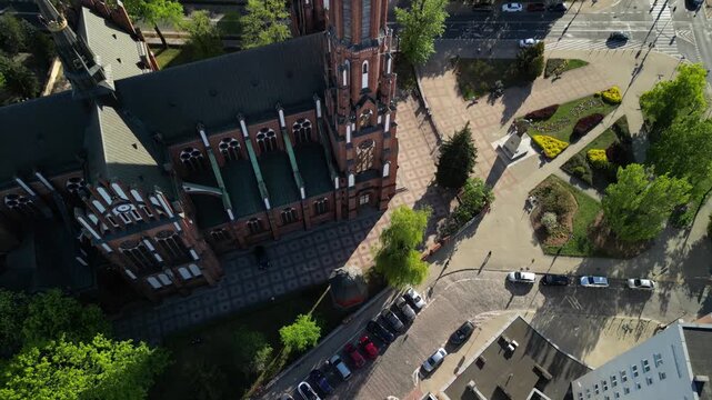 Warszawa - Polska - panorama miasta nagrana droenem, drapacze chmur, rzeka Wisła, kości&oacute;ł, słoneczny dzień