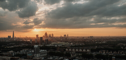 Naklejka premium London skyline at sunset with dramatic clouds over city panorama.