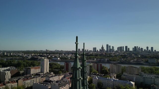 Warszawa - Polska - panorama miasta nagrana droenem, drapacze chmur, rzeka Wisła, kości&oacute;ł, słoneczny dzień