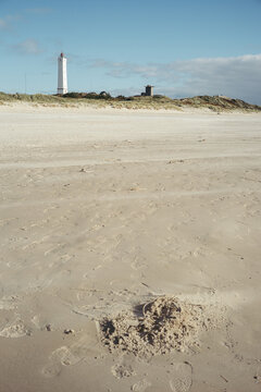 D&auml;nische Nordseek&uuml;ste mit weitem Sandstrand und Leuchtturm