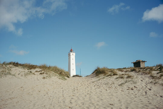 Malerische K&uuml;stenlandschaft mit Leuchtturm in Bl&aring;vand