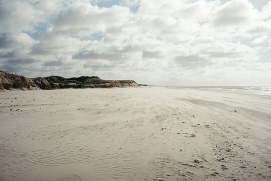 Sonniger Strandtag am Bl&aring;vand Strand in D&auml;nemark