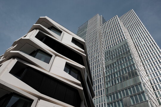 Das Flare of Frankfurt vor der Fassade des JW Marriott Hotel, vormals Jumeirah Hotel bei blauem Himmel und Sonnenschein an der Gro&szlig;en Eschenheimer Stra&szlig;e am 02.05.2026 in Frankfurt am Main in Hessen	