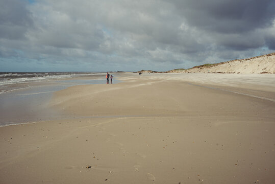 Strandspaziergang bei sonnigem Herbstwetter