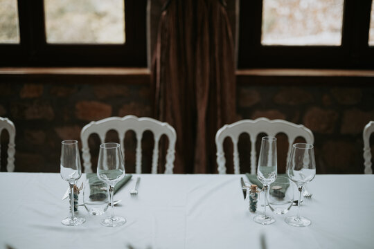D&eacute;coration &eacute;l&eacute;gante d'une table de mariage avec chaises blanches