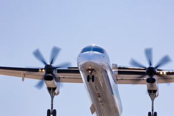 横風を受け左右に揺れながら着陸態勢に入るプロペラ機 © maruboland