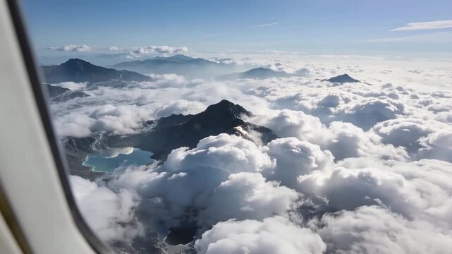 機上から見下ろす雲海の密度、島のような山頂が浮かぶ綿菓子の白