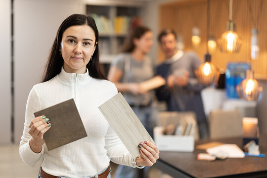General manager of the furniture salon offers wood options for the floor and laminate and offers finishing options for the apartment